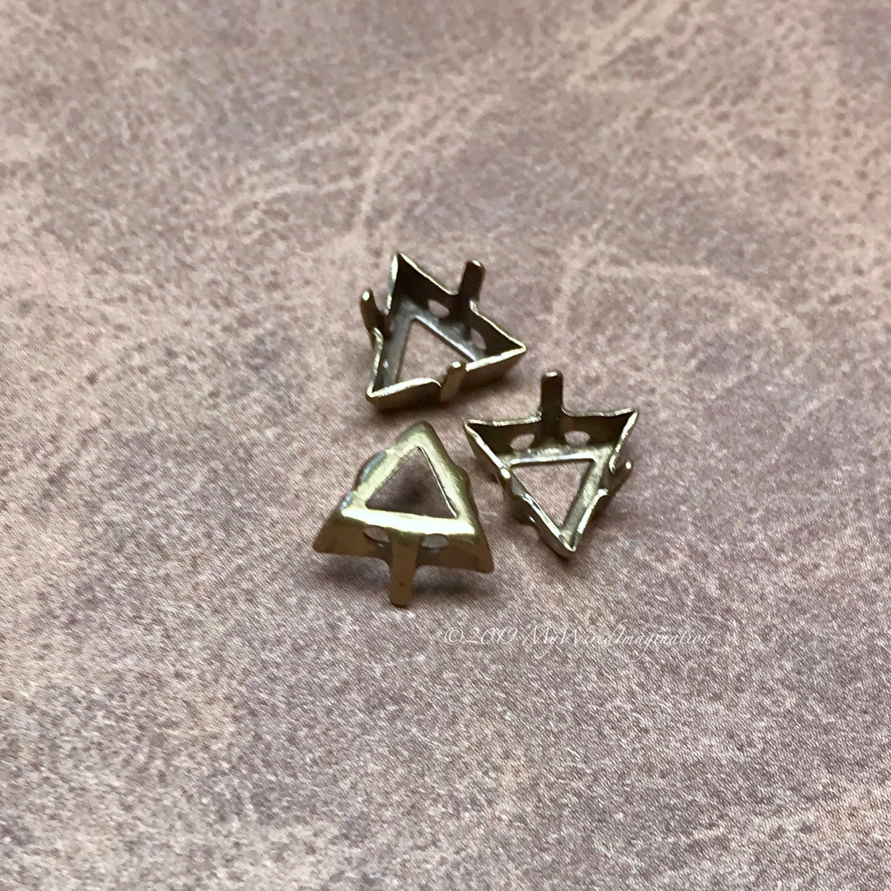 3 Pcs Plated Triangle Settings for Swarovski art 4722 8mm Crystal Rhinestone