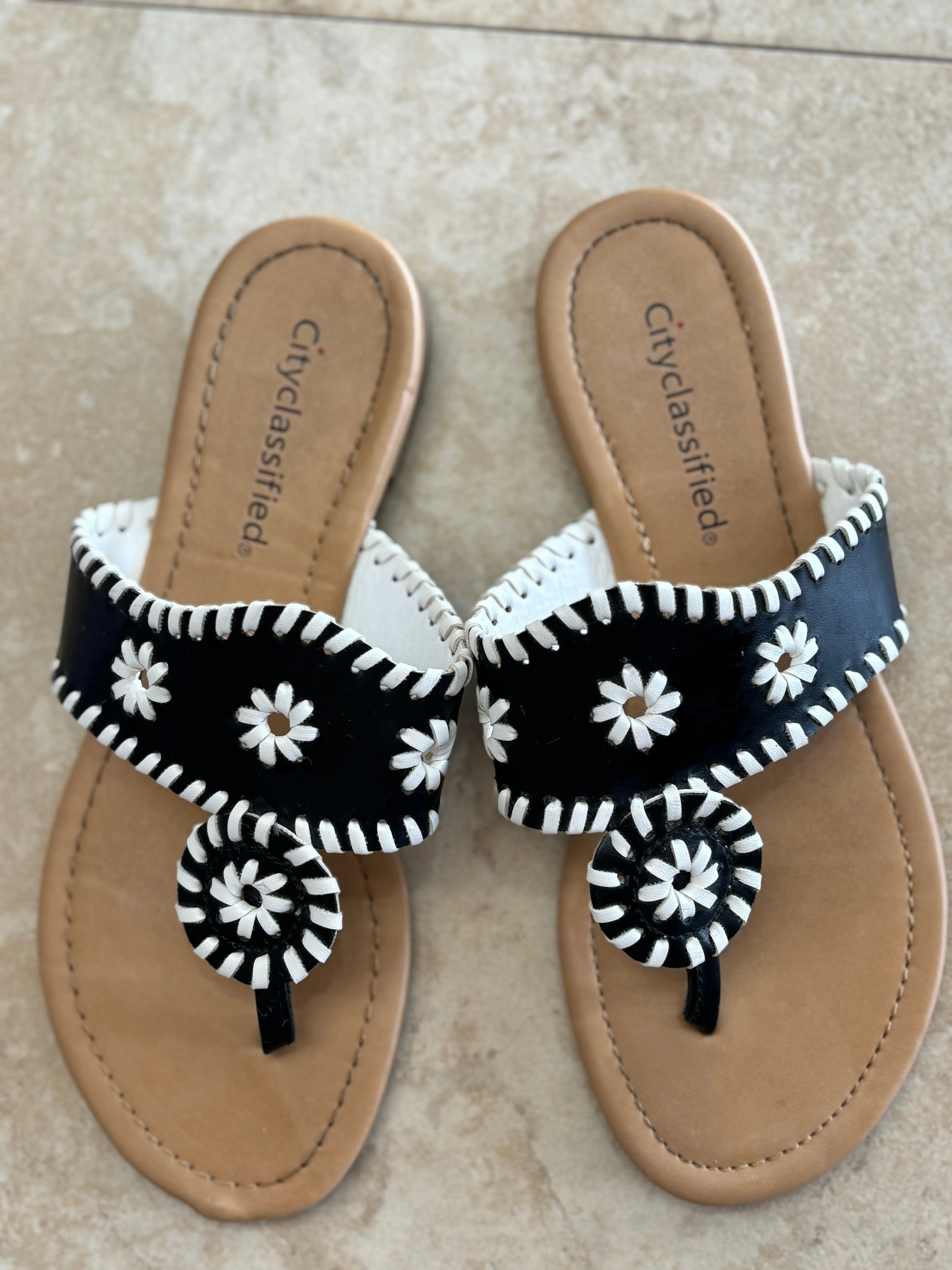 City classified black and white sandals – flats