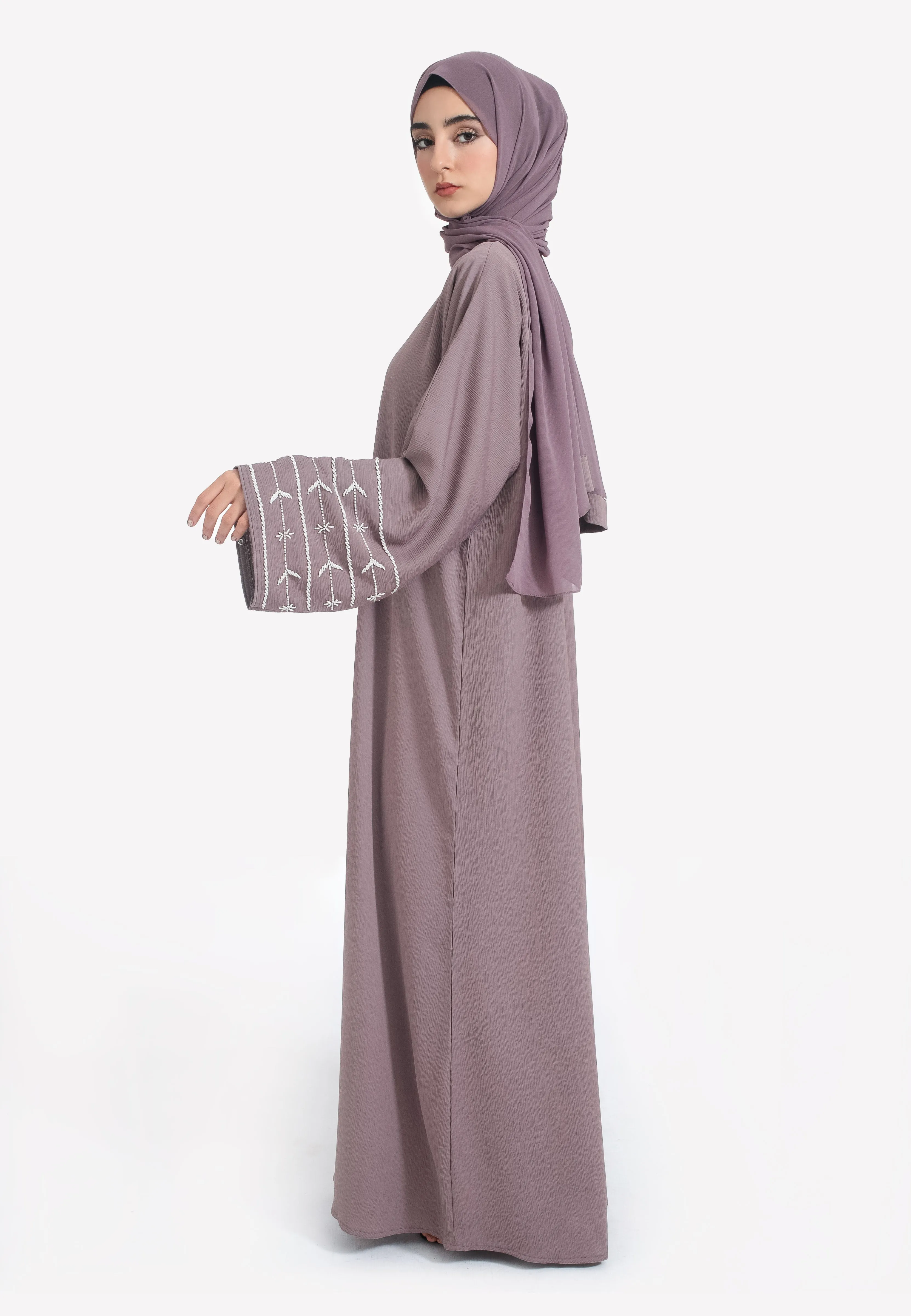 Timeless Bedrock Closed Embellished Abaya