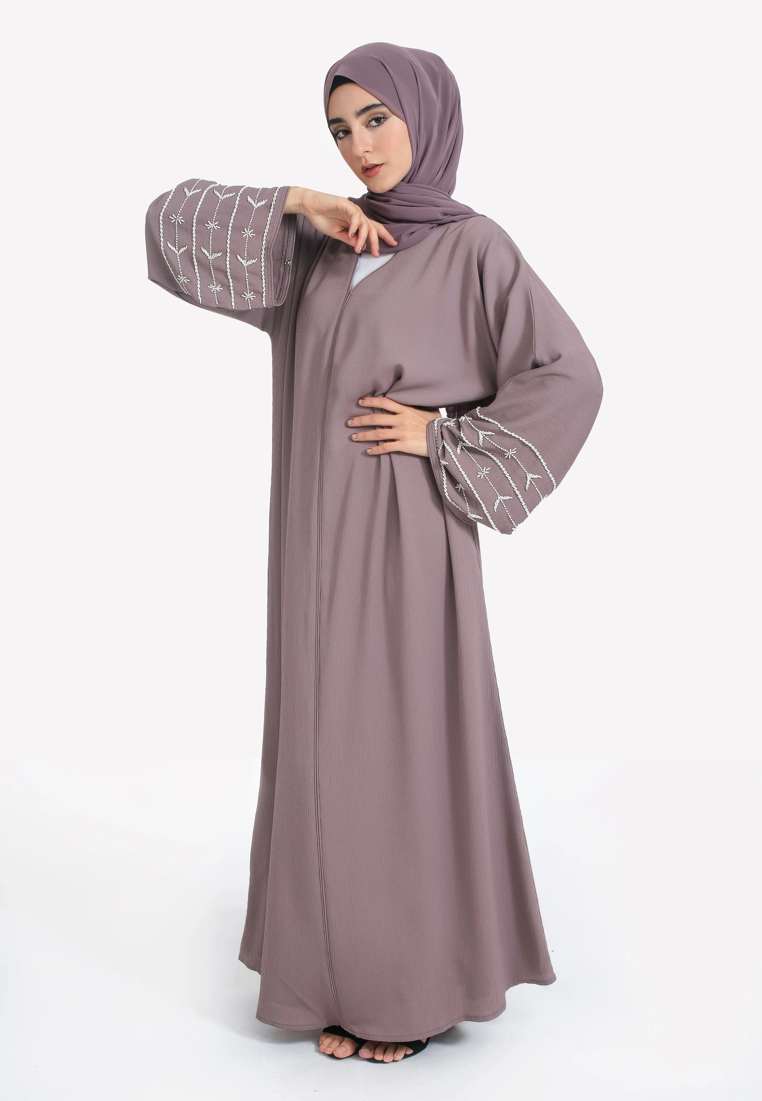 Timeless Bedrock Closed Embellished Abaya