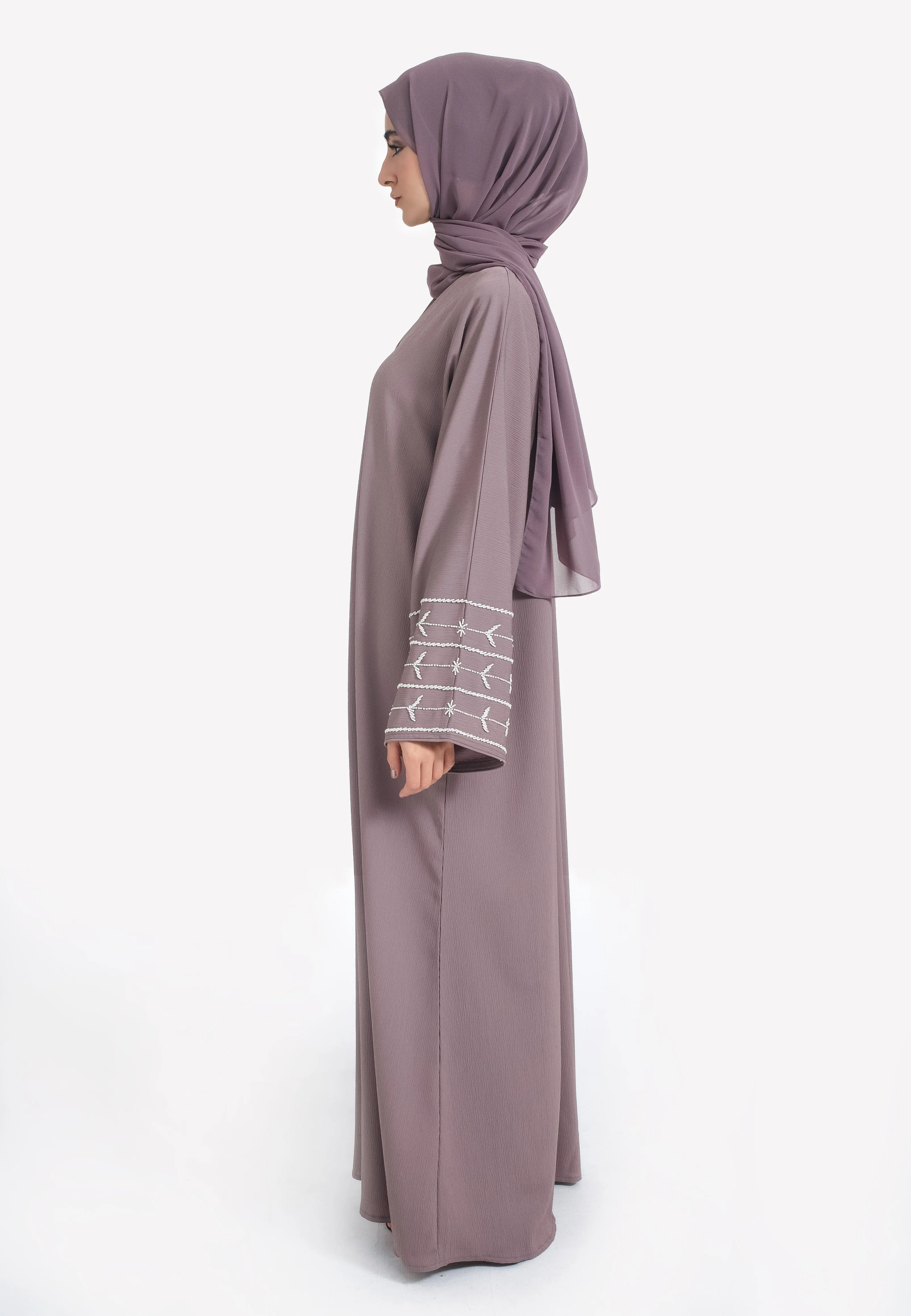 Timeless Bedrock Closed Embellished Abaya